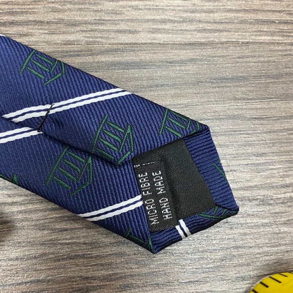 Wilson & Bow NWT Navy Bright School Stripe Tie - Picture 6 of 6